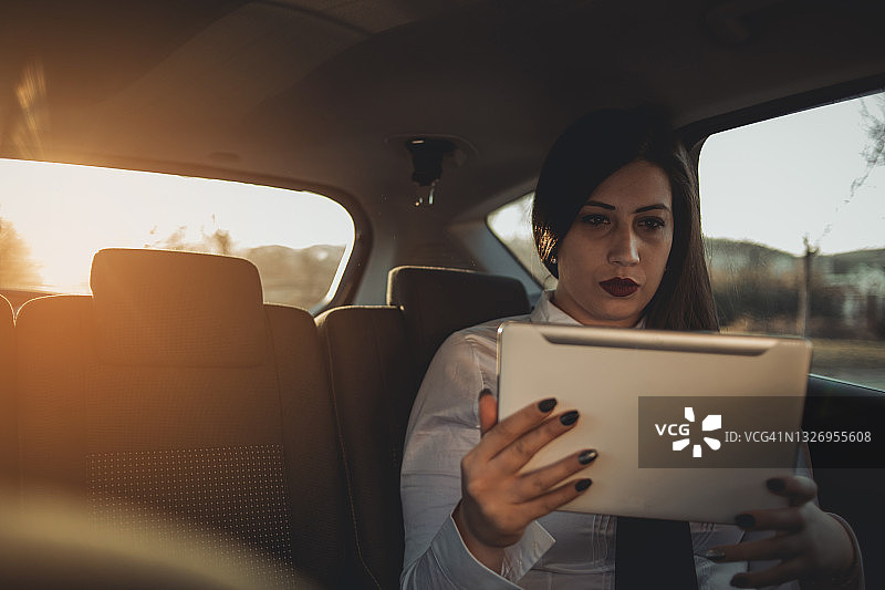 年轻女商人无忧无虑地出差旅行图片素材