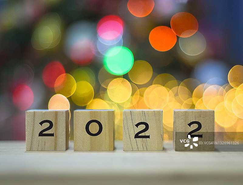 木制玩具积木上的数字2022，散景灯光背景 - 新年概念图片素材