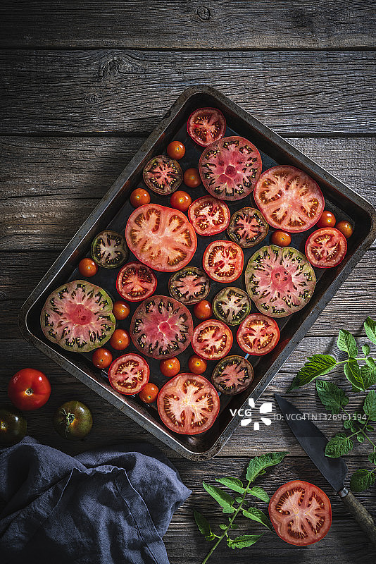 烤盘中切好的混合番茄图片素材