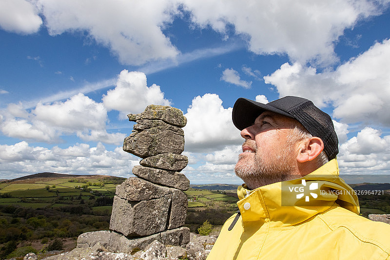 鲍尔曼的鼻子和模仿姿势的男性图片素材