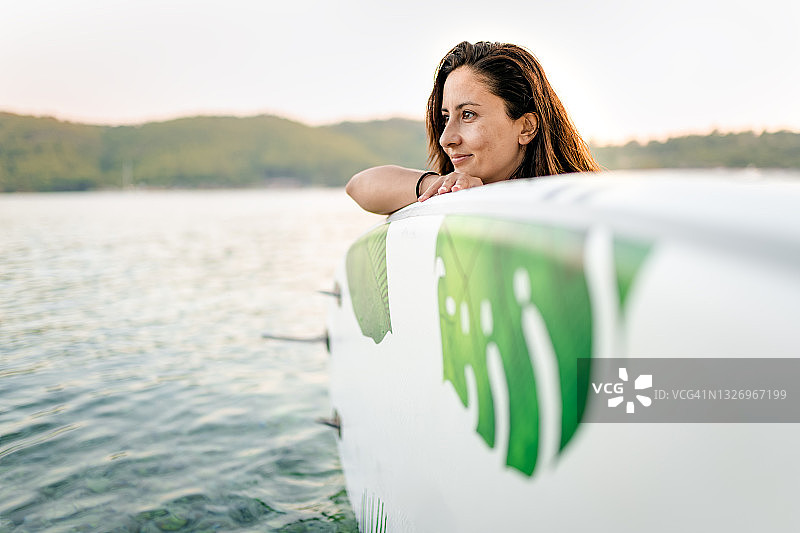 年轻女人玩SUP图片素材