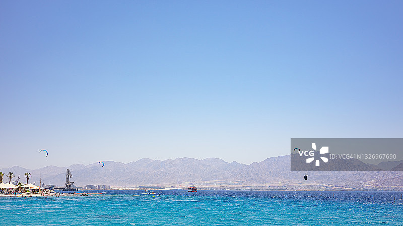 红海远眺：以色列埃拉特和约旦亚喀巴图片素材