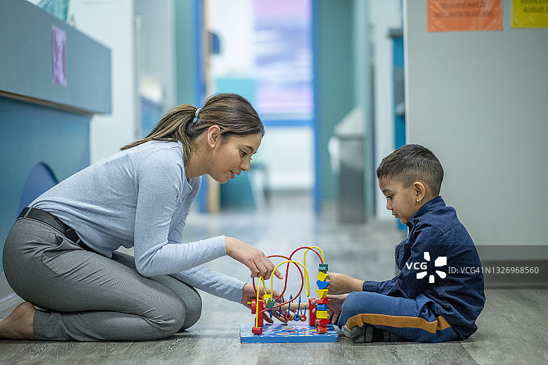 女职业治疗师和儿童患者图片素材