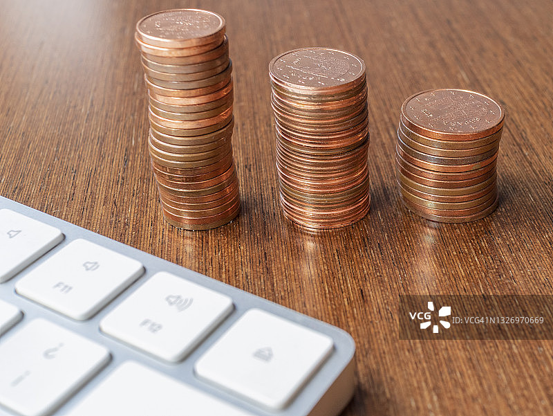 硬币和白色键盘图片素材