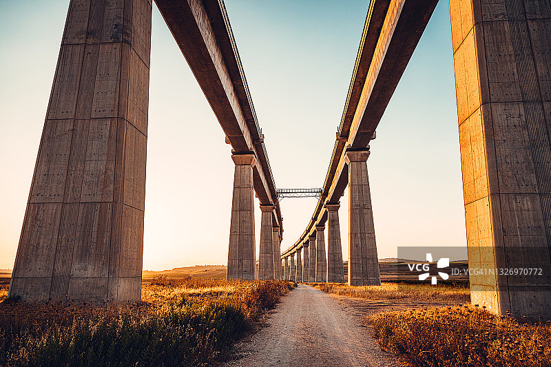 高柱上的铁路桥图片素材