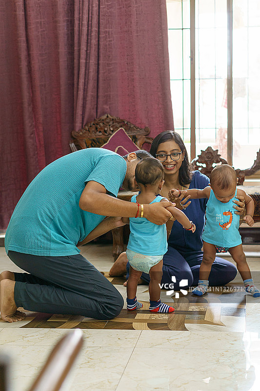 印度父母和他们的年轻双胞胎儿子玩耍图片素材