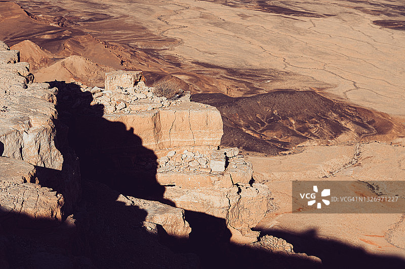 拉蒙陨石坑的岩层图片素材