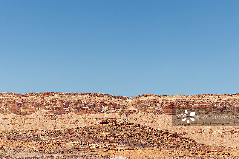 拉蒙火山口的沙岩地貌与蓝色天空图片素材