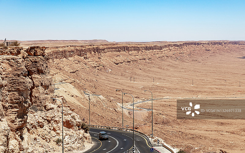 拉蒙火山口和蜿蜒的道路景观图片素材
