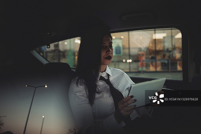 年轻女商人无忧无虑地出差旅行图片素材