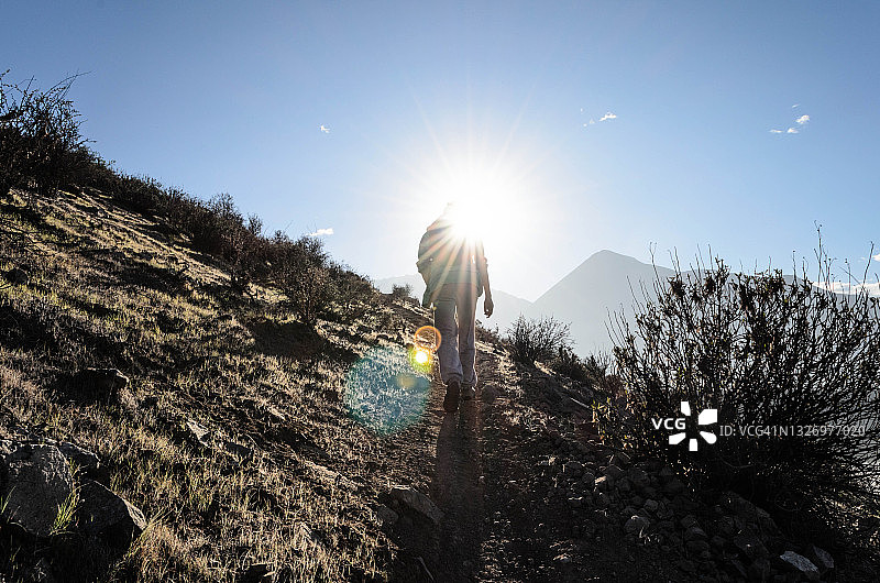 在山上游览图片素材