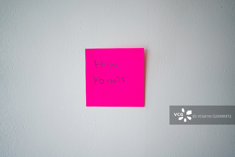 白色墙上的粉色便签图片素材