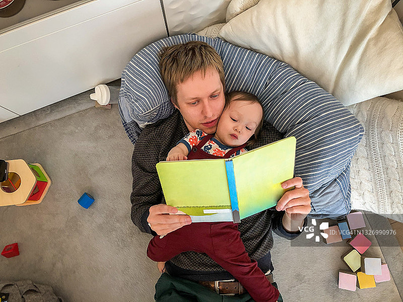 父亲和宝宝一起读书图片素材