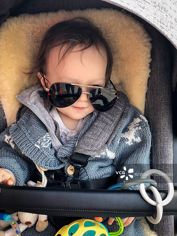 在挪威奥斯陆郊游的时尚女婴图片素材