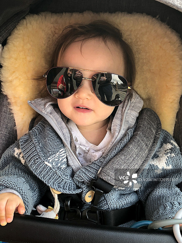 儿童戴着时尚的太阳镜图片素材