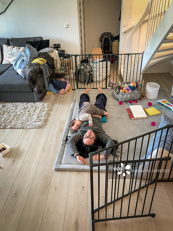 母亲和女婴在家里的亲子时光图片素材