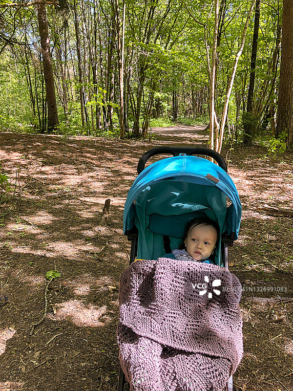 儿童享受新鲜空气和茂盛的绿色植物图片素材