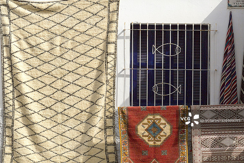 摩洛哥北部艾西拉麦地那出售的地毯图片素材