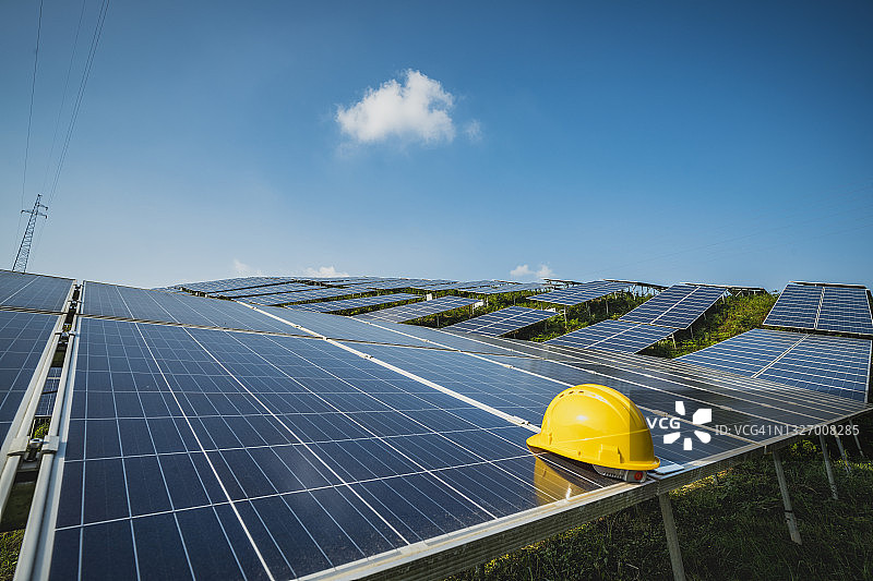 蓝天下的太阳能电池板：绿色能源概念图片素材