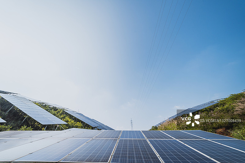 蓝天下的太阳能电池板：绿色能源概念图片素材