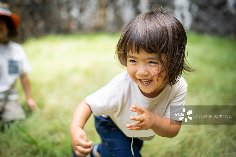 草地上奔跑的快乐女孩特写图片素材