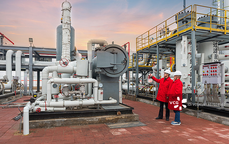 化工厂内工程师与工作人员现场交流图片素材