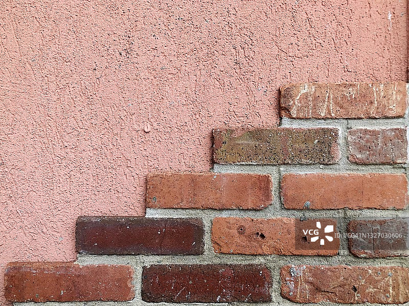 灰泥和砖墙上的图形设计图片素材