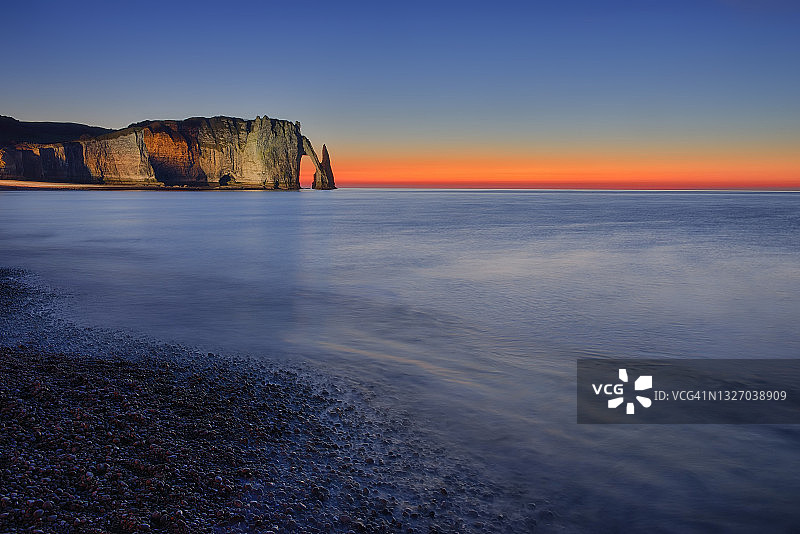 日落时分，阿瓦勒悬崖与埃特雷塔的拱形岩层，法国诺曼底滨海塞纳省埃特雷塔图片素材