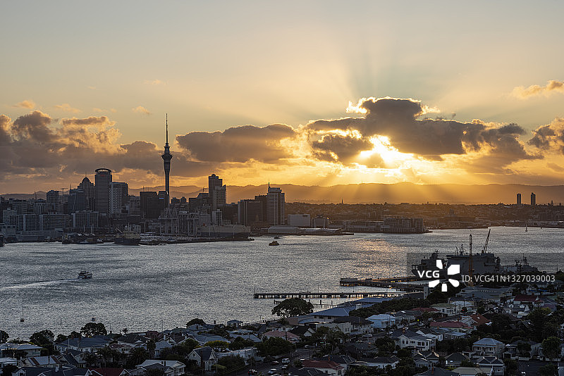 奥克兰天际线和怀特马塔港的壮丽天空图片素材