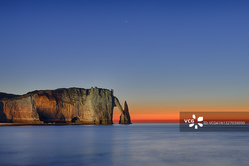 日落时分，阿瓦勒悬崖与埃特雷塔的拱形岩层，法国诺曼底滨海塞纳省埃特雷塔图片素材