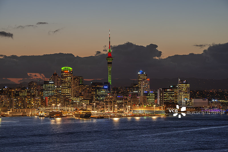 奥克兰天际线：天空塔和怀特马塔港的黄昏暮光图片素材