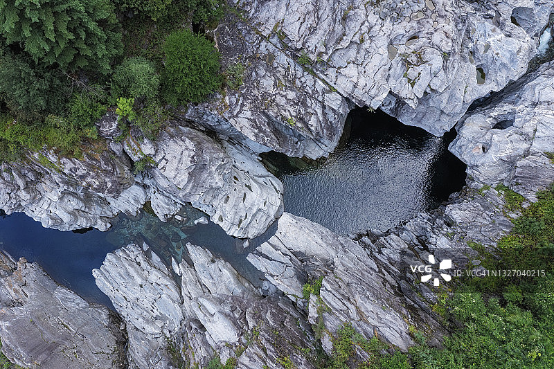 马贾河峡谷的航拍景色，位于蓬泰布罗拉附近，花岗岩地貌，瑞士提契诺州图片素材