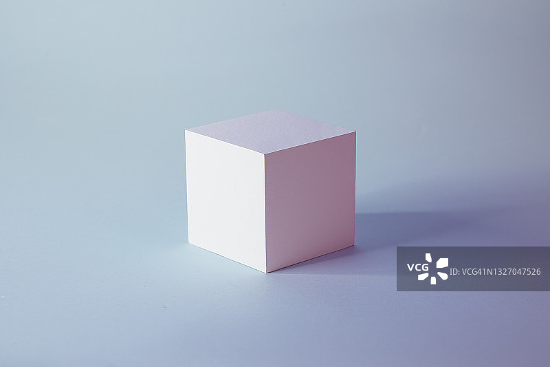 蓝色背景上的白色立方体图片素材