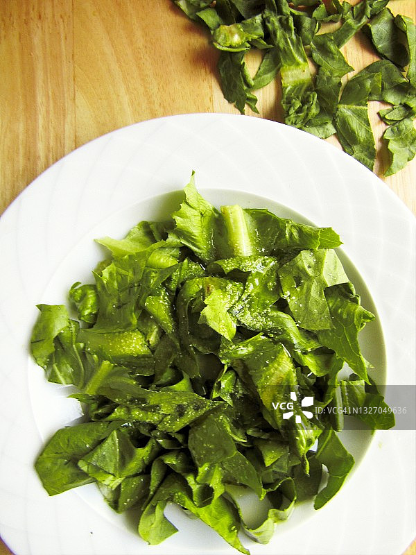 希腊生菜沙拉配橄榄油，克里特岛，希腊图片素材