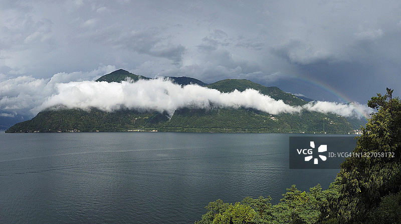 博尔尼亚山、卡德里尼亚山、马焦雷湖和美丽的彩虹图片素材