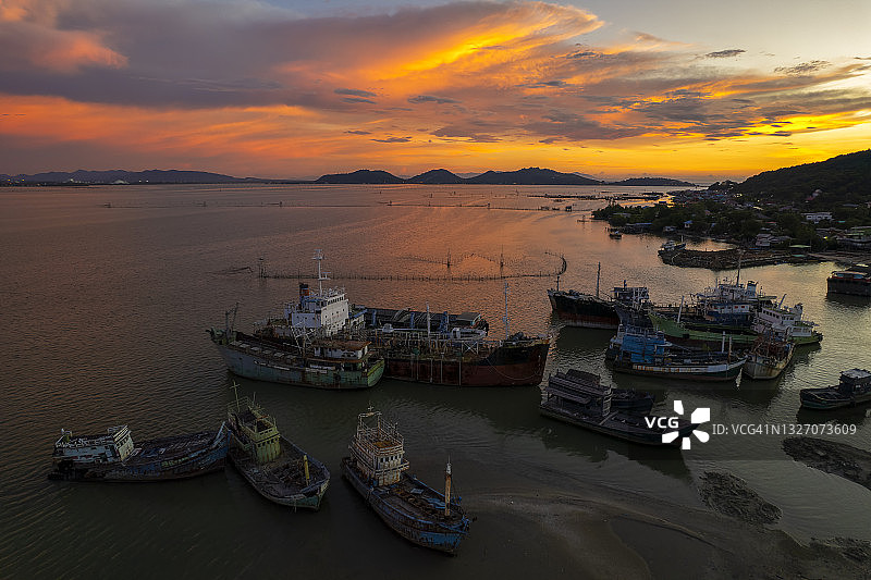 泰国宋卡湖拆解报废的游轮航拍图片素材