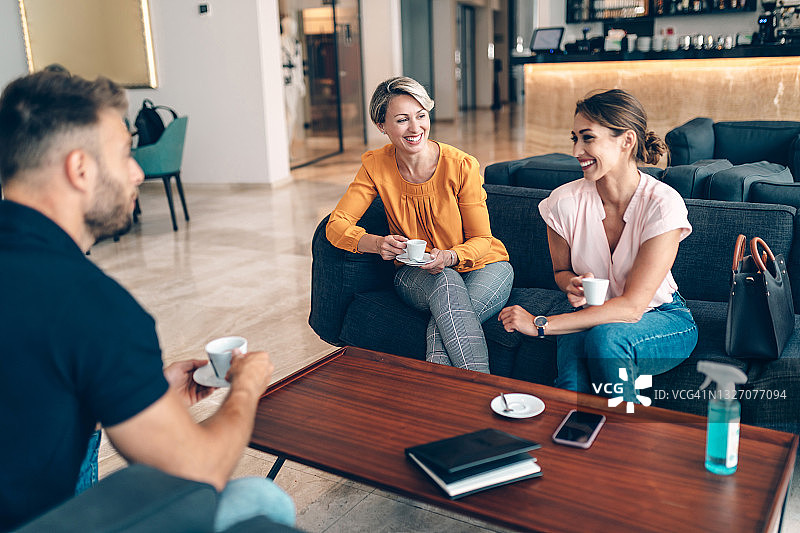 在豪华酒店举行会议的人们图片素材