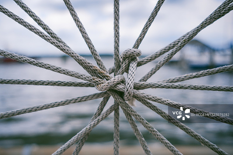 海滨的绳索栏杆图片素材