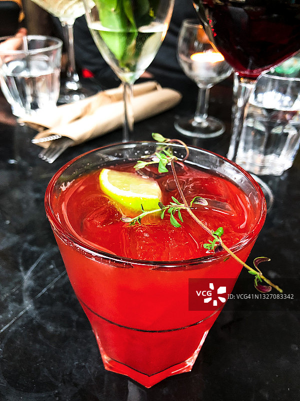 红色月亮鸡尾酒图片素材