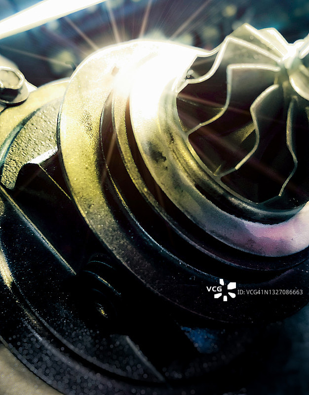 拆卸汽车涡轮增压器图片素材