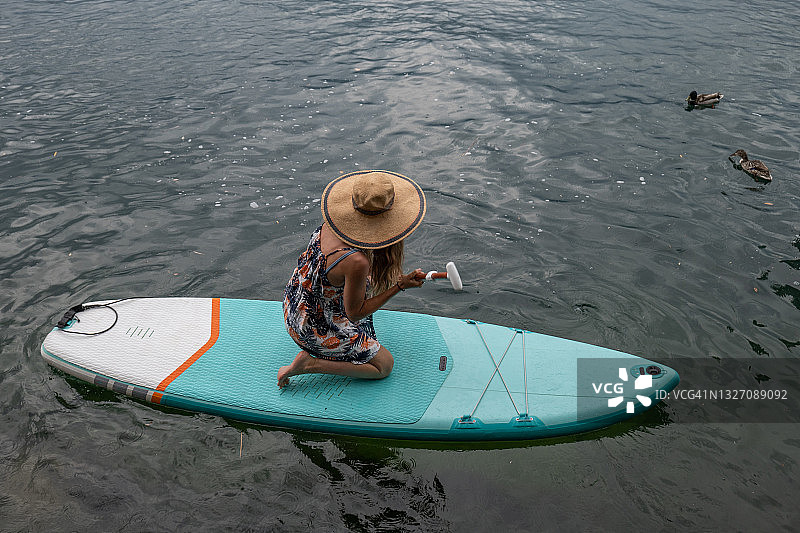山景划桨：女子在山区玩桨板图片素材