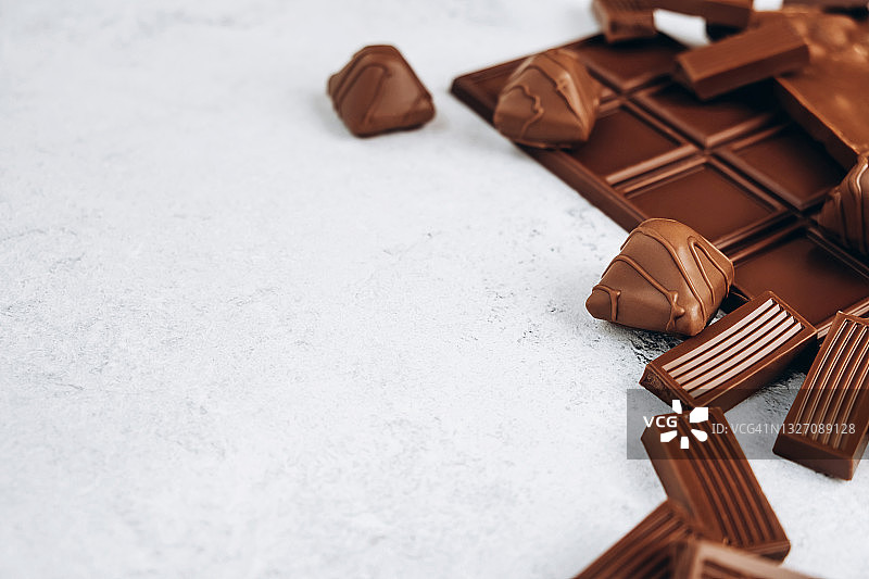 白色背景上散落的牛奶巧克力和糖果图片素材