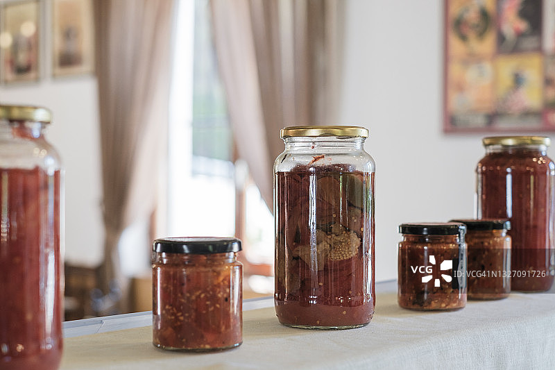 装有番茄酱和红辣椒的自制罐头瓶图片素材