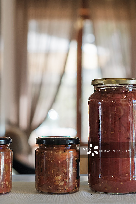 装有番茄酱和红辣椒的自制罐头瓶图片素材