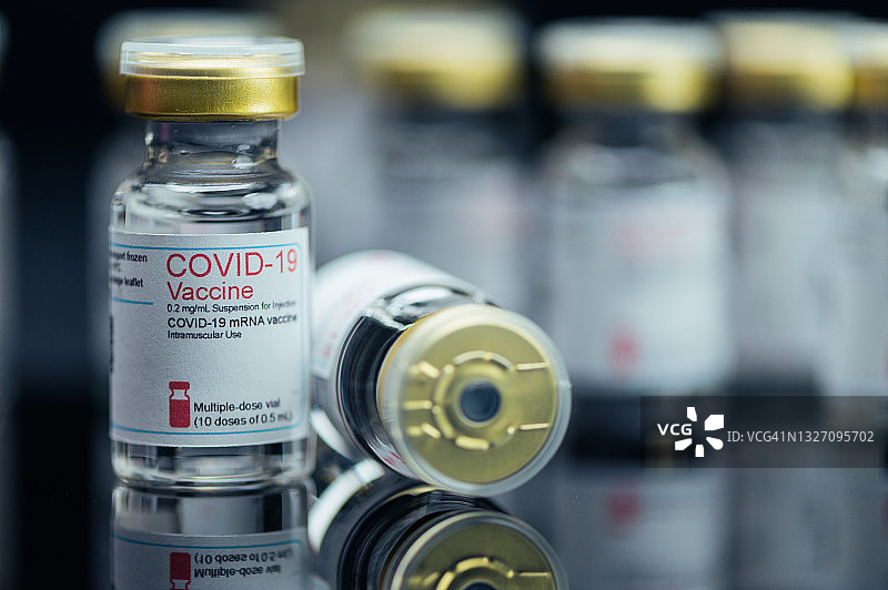 黑色背景下的COVID-19瓶子特写图片素材