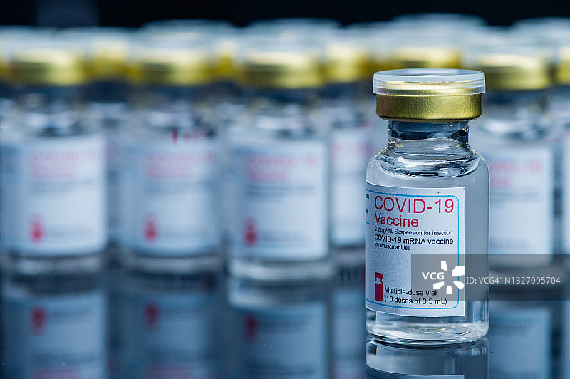 黑色背景下的COVID-19瓶子特写图片素材