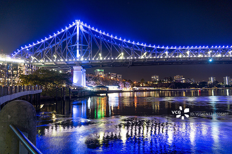 布里斯班故事桥下的夜间河滨步道图片素材