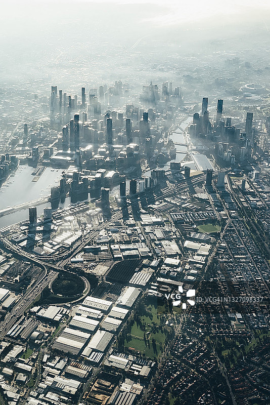 墨尔本城市、工业区和城市扩张区在晨光中的航拍图片素材