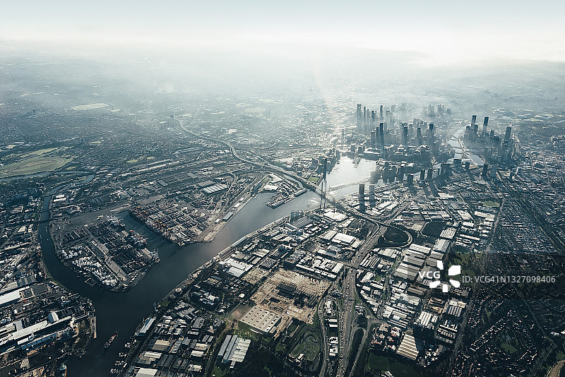 墨尔本中央商务区、亚拉河及周边郊区鸟瞰图片素材