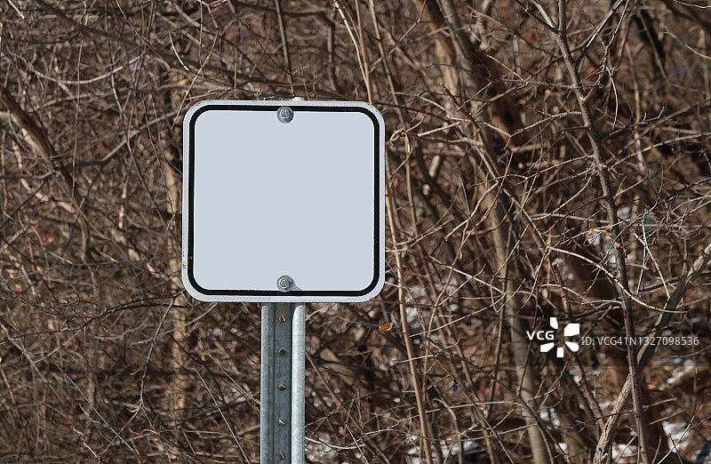 森林金属柱上的白色标志图片素材